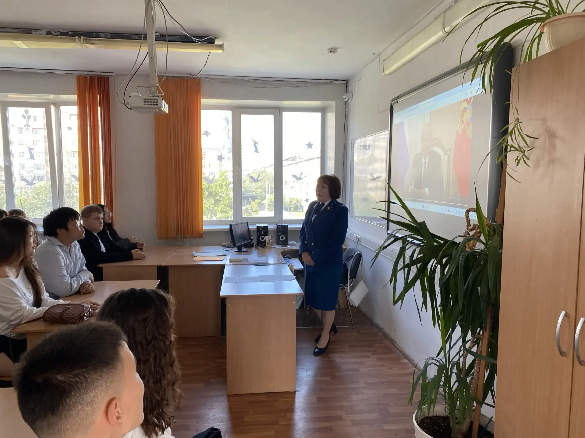 Работники Байкальской межрегиональной природоохранной прокуратуры лично поздравили учен...
