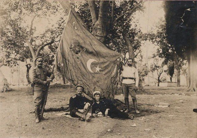Русские офицеры с захваченным турецким знаменем, 1916 г.
