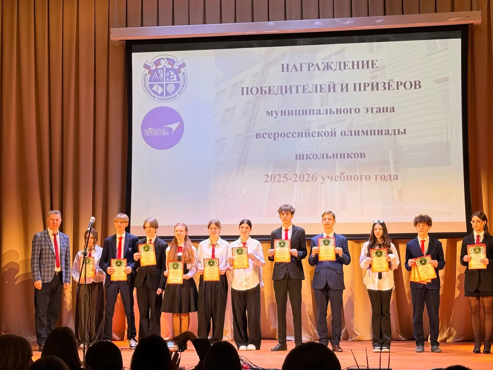 В пятницу в нашей школе торжественно завершилась Неделя науки. 🧬 ✅В течение недели учащиеся приняли 