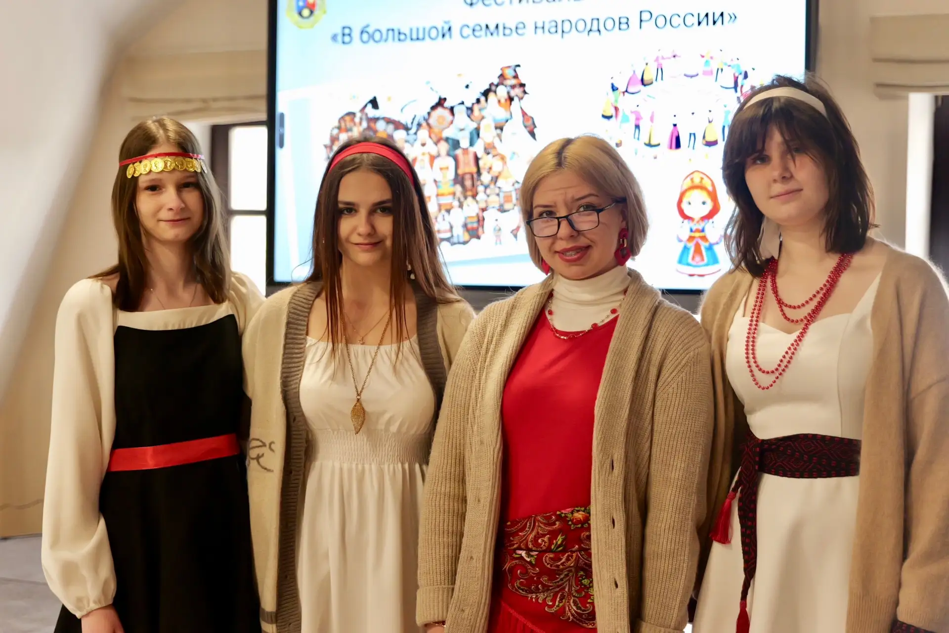 Студенты ДонГУ провели фестиваль «В большой семье народов России»  🌇 29 апреля в донецком филиале До
