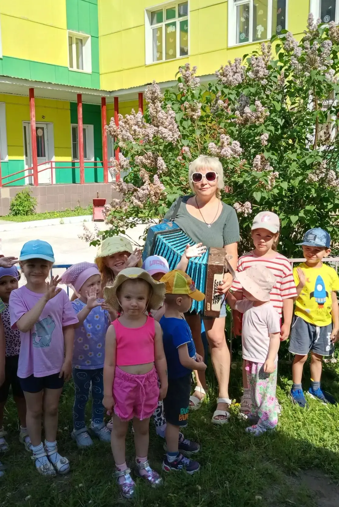 🎶Музыкальные занятия🎶 🌳 на свежем воздухе 🌳🌳
Песни, игры, хороводы под звуки гармошки, да ещё н
