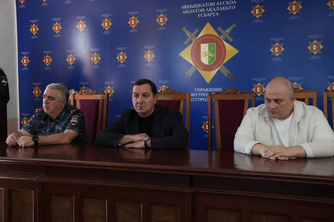 Вице-премьер Правительства, министр внутренних дел, генерал- майор милиции Роберт Киут ...