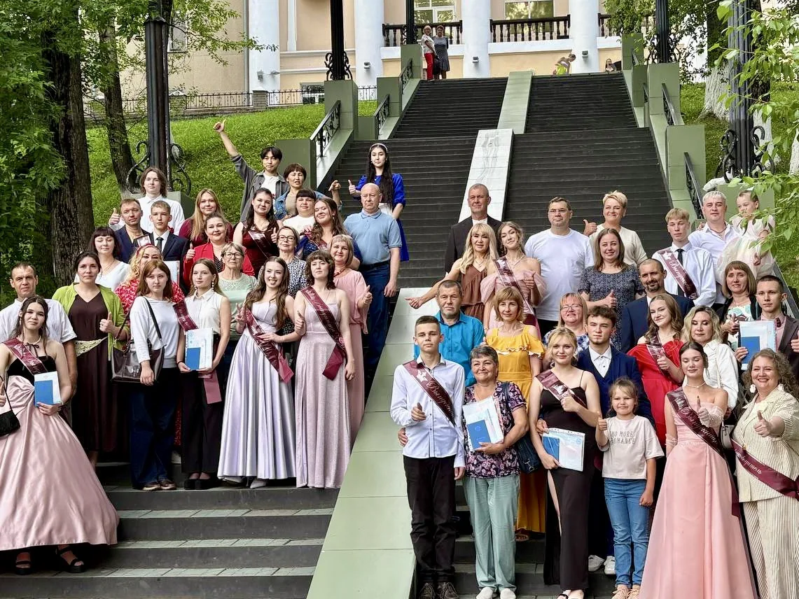 🎓Детство закончилось вчера, а взрослая жизнь началась сегодня...

В нашем городе прошёл выпускной б