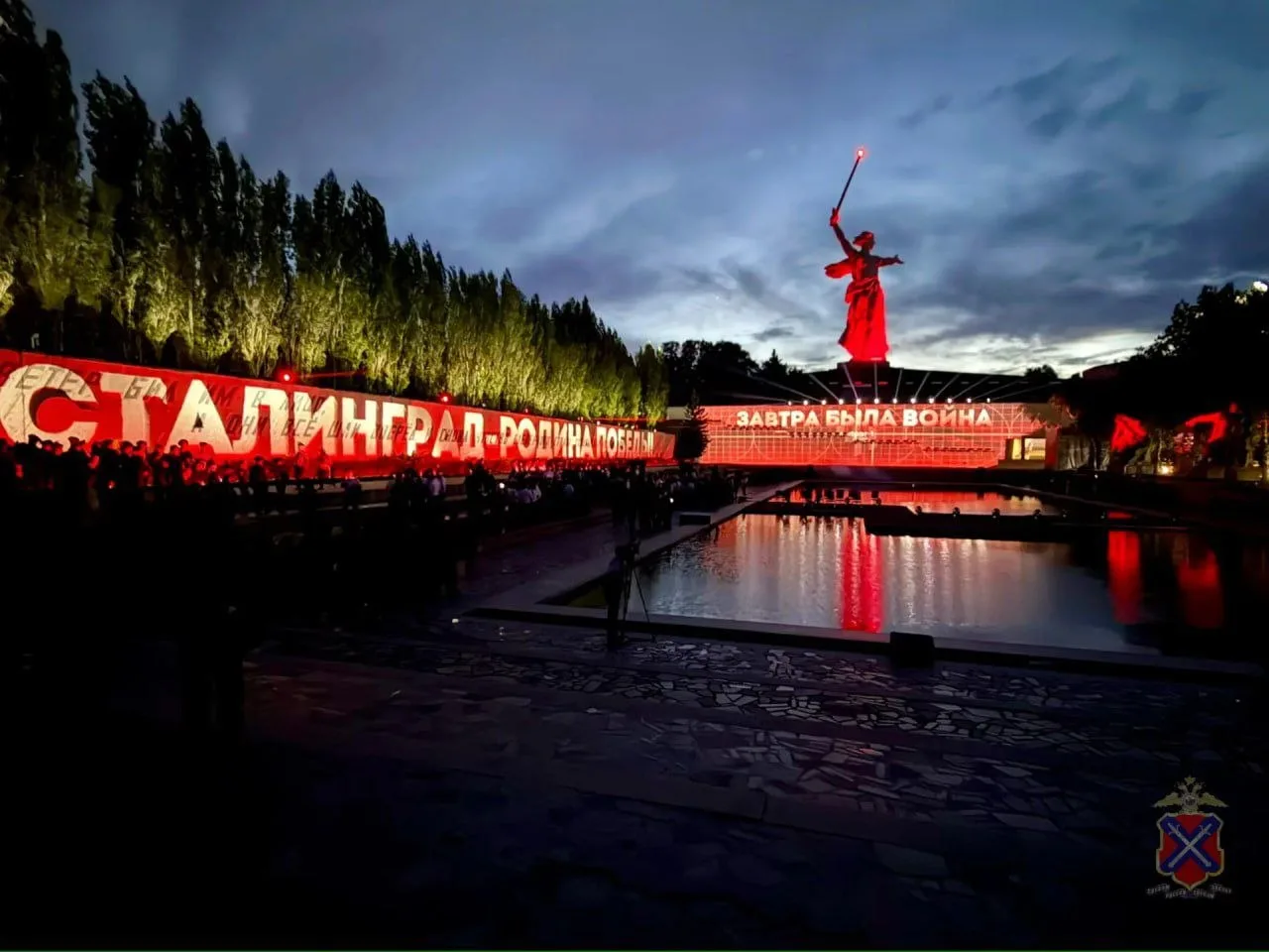 🕯На Мамаевом кургане зажглись тысячи свечей памяти