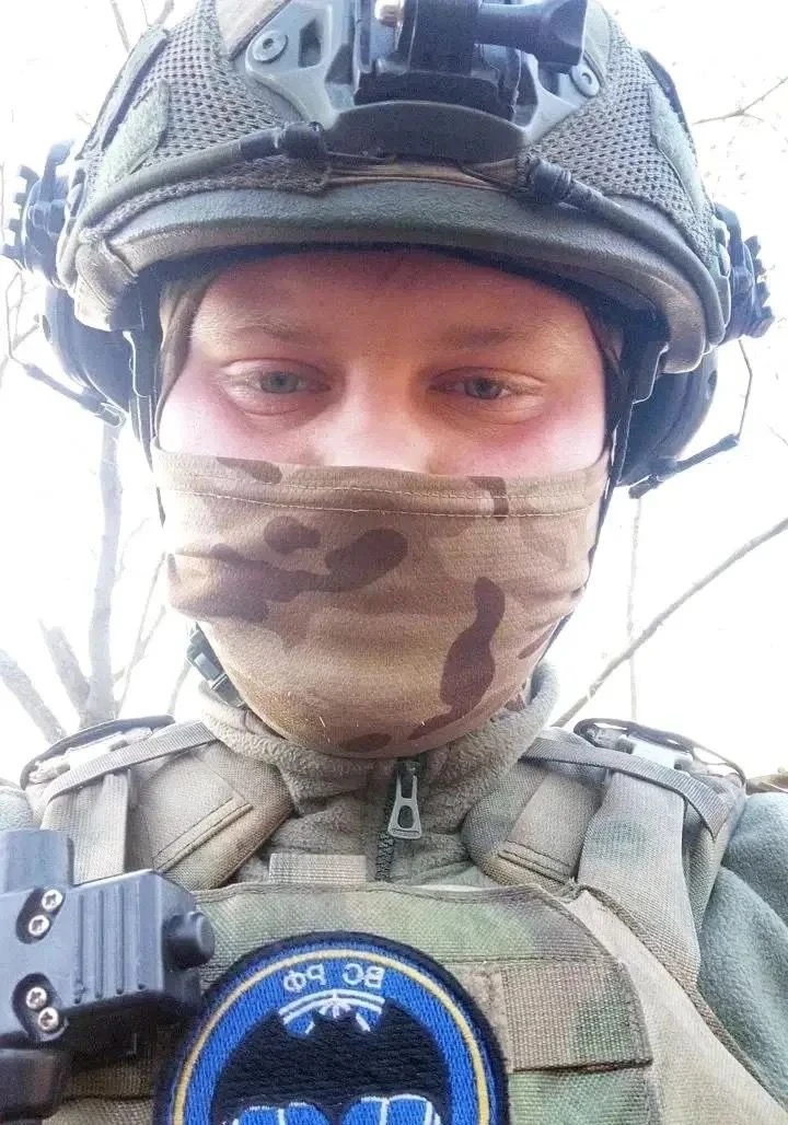 ...Не умирают те, кто очень дорог нам,
