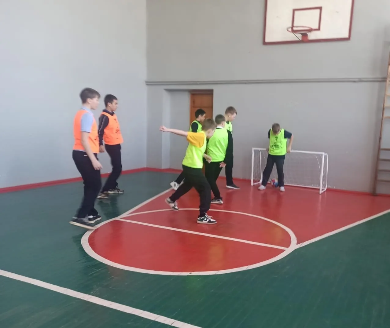 ⚽️ «Все на футбол» — было громко, весело и по-спортивному!  В рамках фестиваля «Футбол в школе» в МБ