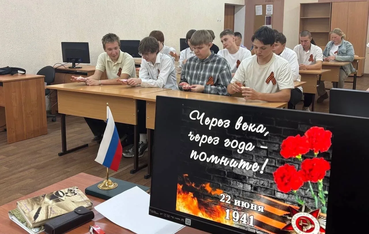 🕯️Зажгите свечу вместе с нами

Сегодня, в День памяти и скорби, по всей России проходит акция «Свеч