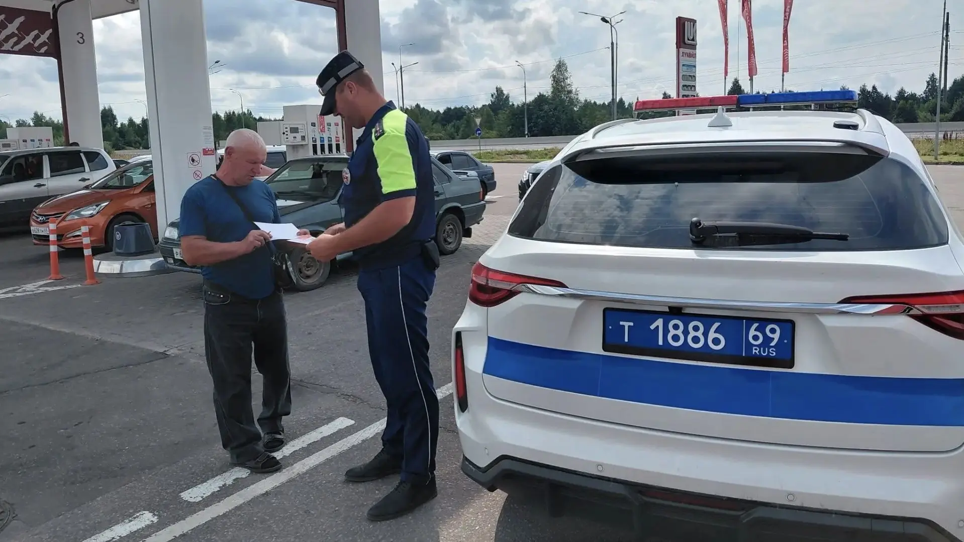 ⛽️Ржевские автоинспекторы провели профилактическую акцию на АЗС