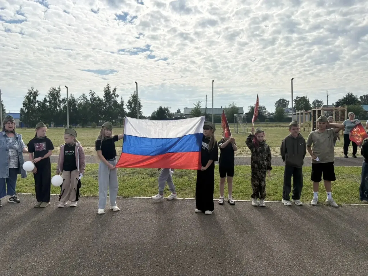 В нашей школе прошла торжественная линейка, посвященная Дню памяти и скорби. Это день начала Великой