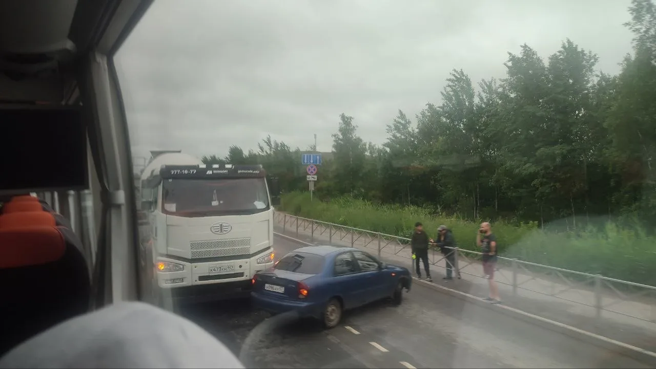 Волконские шоссе, выезд с Южного кладбища. Перекрыты полосы в обе стороны, проехать можно только по 