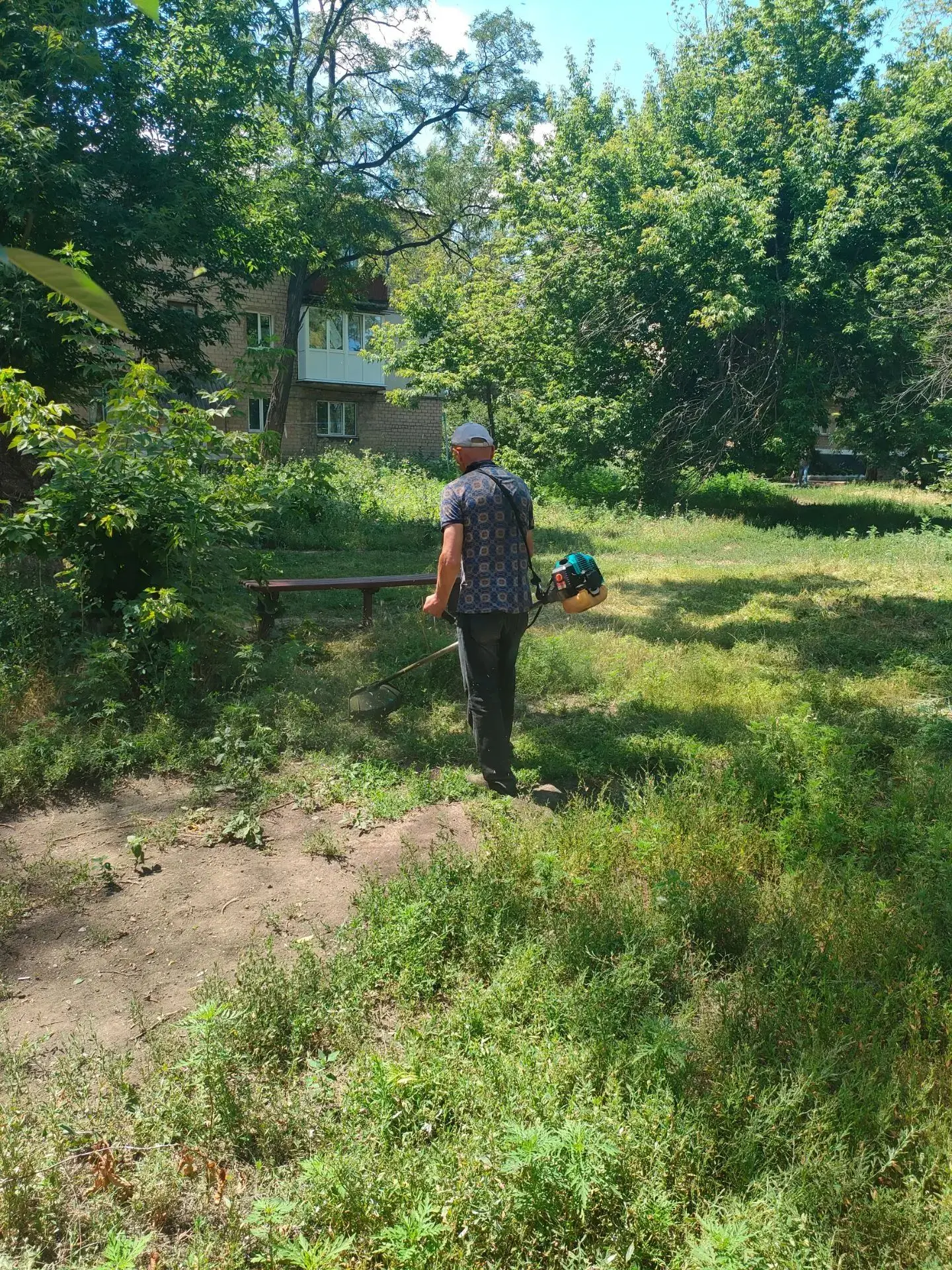 На территории Горняцкого внутригородского района продолжается активная кампания по борьбе с сорной и