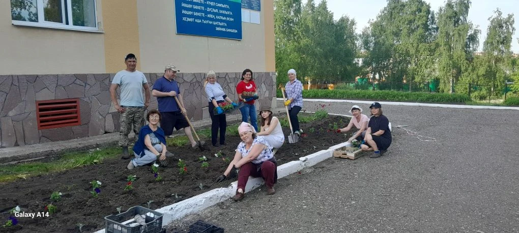 Учителя школы им.З.Биишевой приняли участие в  субботнике, главной целью которого стало...