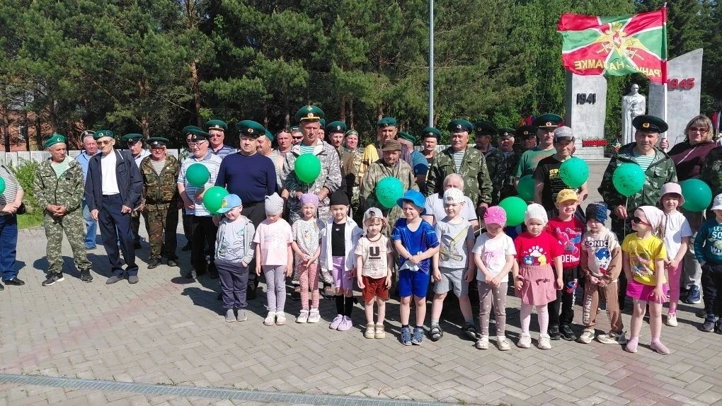 Сегодня дошколята группы "Ромашки"поздравили наших пограничников .