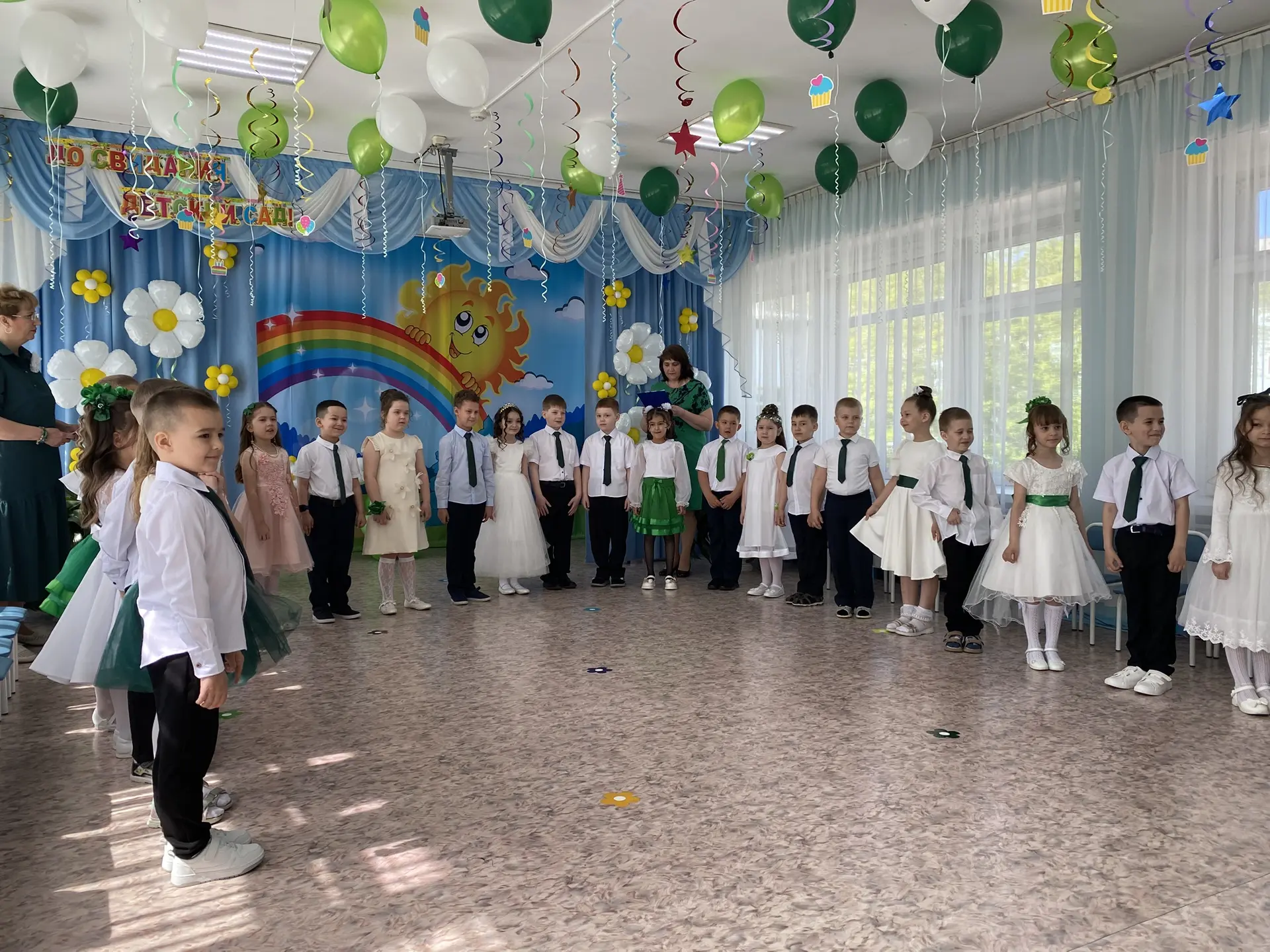 Первые ласточки сегодня вылетели из нашего гнезда! В музыкальном зале мы проводили в до...