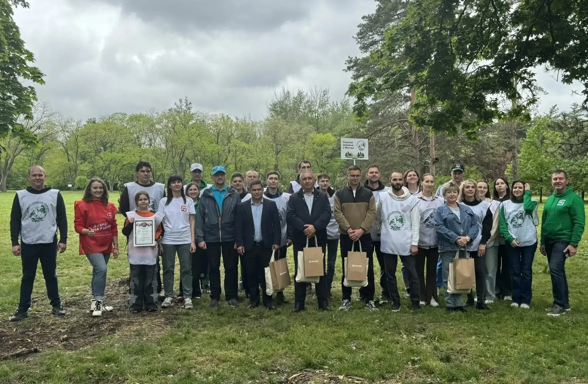 🌲СОТРУДНИКИ УЧРЕЖДЕНИЯ ПРИСОЕДИНИЛИСЬ К ВЫСАДКЕ ДЕРЕВЬЕВ