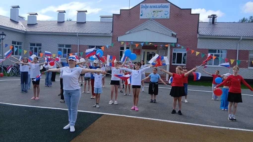 🎉 Сегодня на нашей площадке царила особая атмосфера — в преддверии Дня России мы провели танцевальн