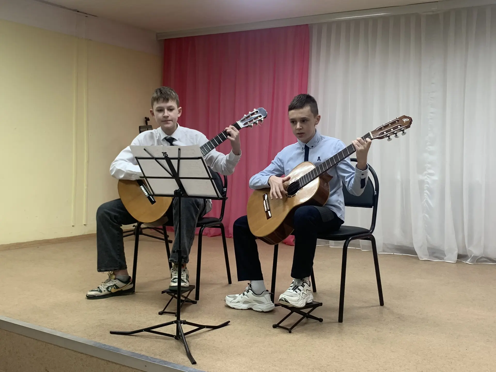 30 января в классе гитары прошло родительское собрание с концертом . Учащиеся порадовал...