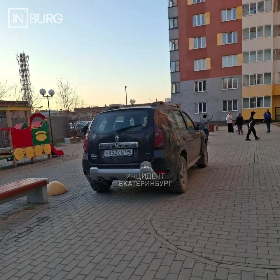Жительница пожаловалась на водителя, который припарковался в пешеходной зоне возле мног...