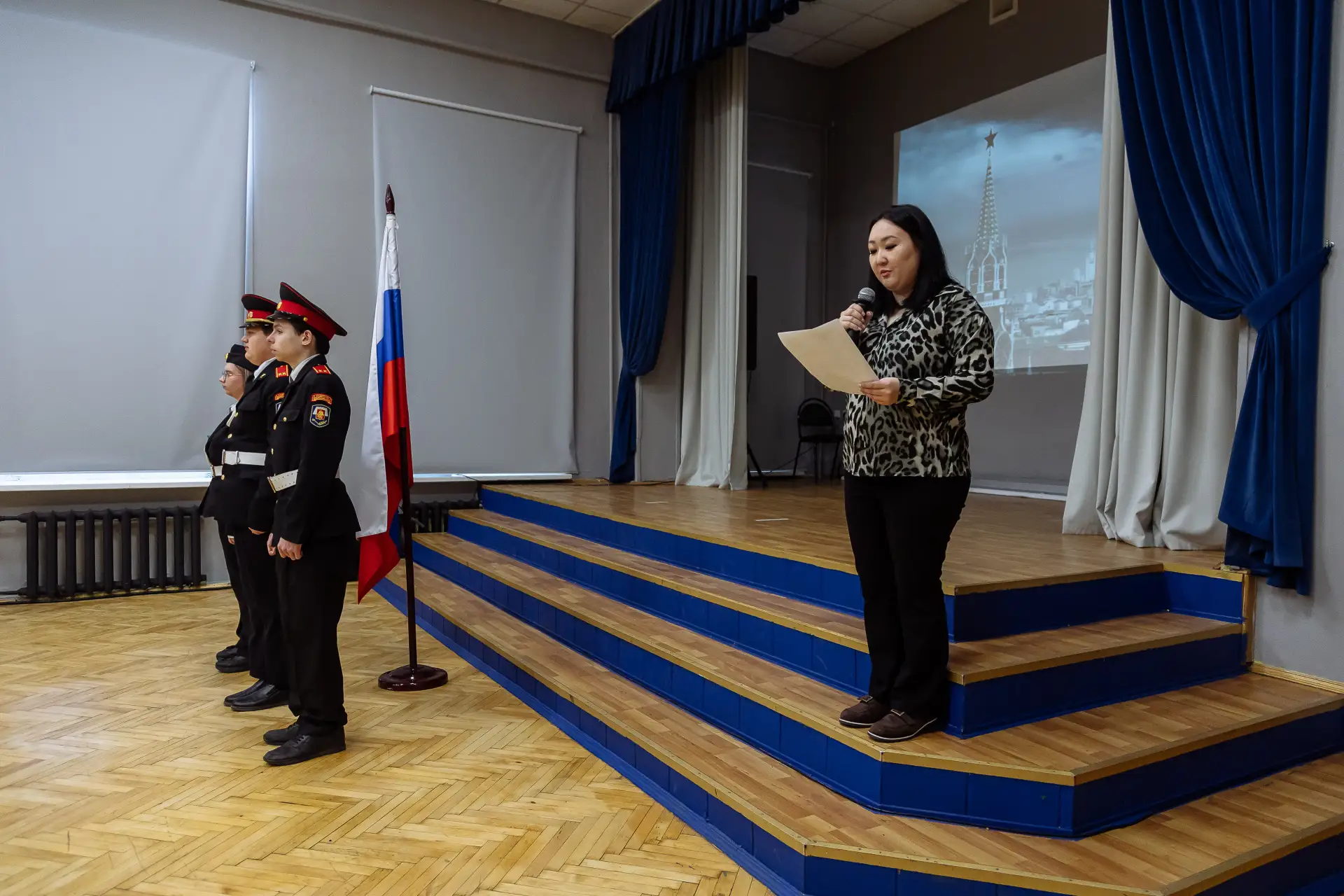 🇷🇺 Новая учебная неделя в здании «Каширское» традиционно началась с торжественной церемонии установк