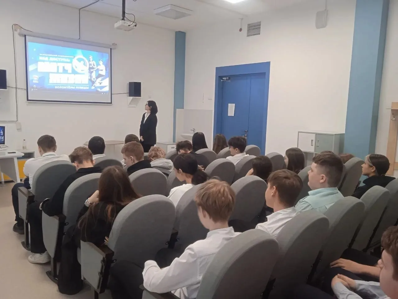 Вчера в нашей школе впреддверии дня снятия блокады Ленинграда ребята из военно-патриотического клуба