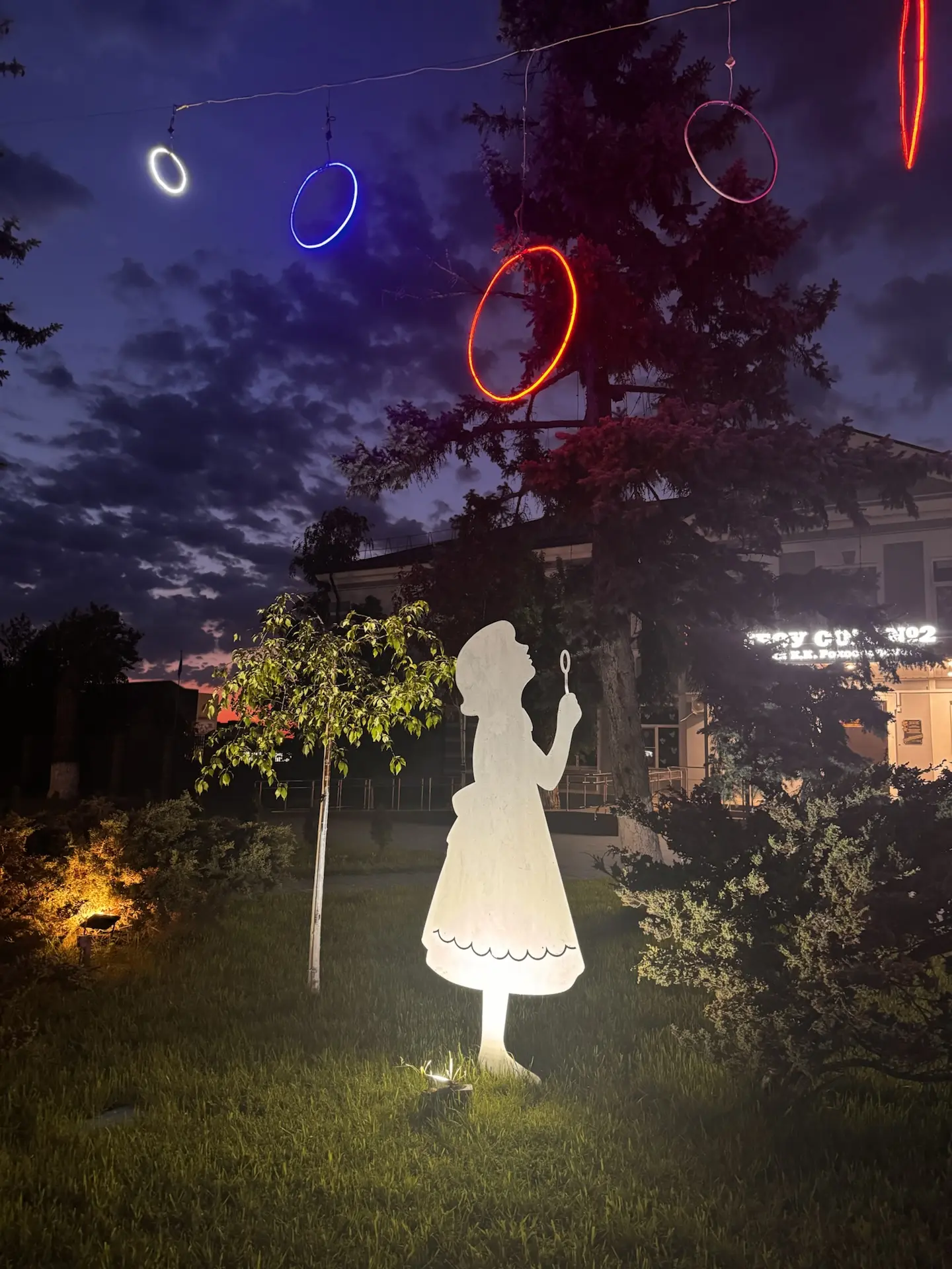 🌙 Завтра начнется короткая рабочая неделя   🤩 Всего через четыре дня – новые выходные!   😴 Спокойной