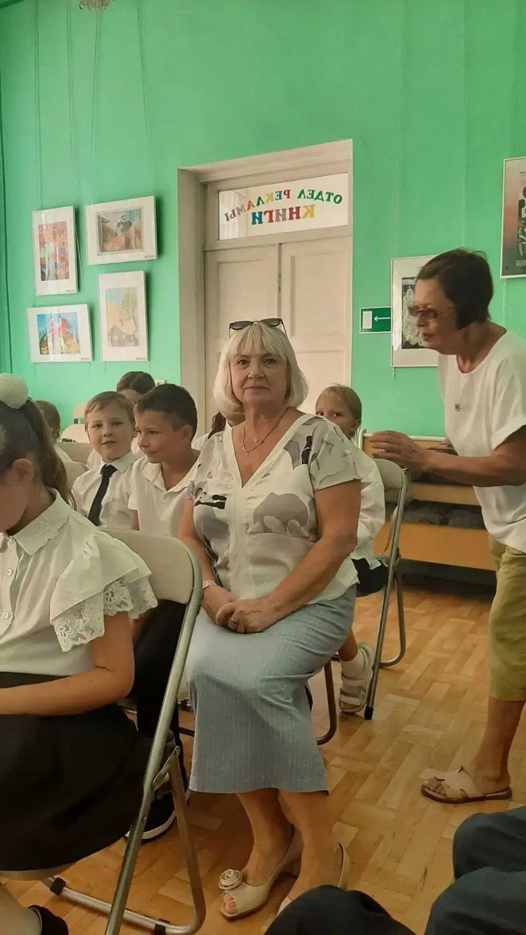 Ребята из 3-б класса ( классный руководитель Моисеева С.О.) 2 сентября в детской библио...