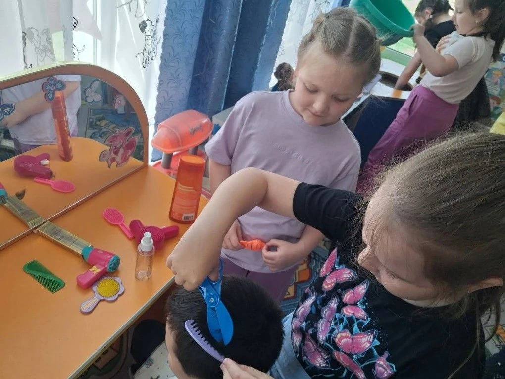 Внимание, внимание! В подготовительной группе открылся салон красоты, здесь трудятся ма...