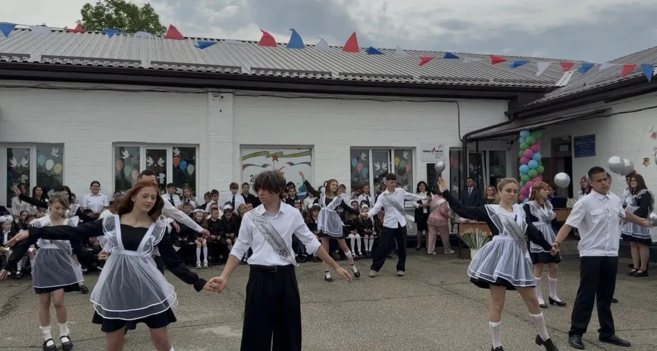 До свидания, школьные годы!
Сегодня в нашей школе прозвучал последний звонок — трогательный и волную