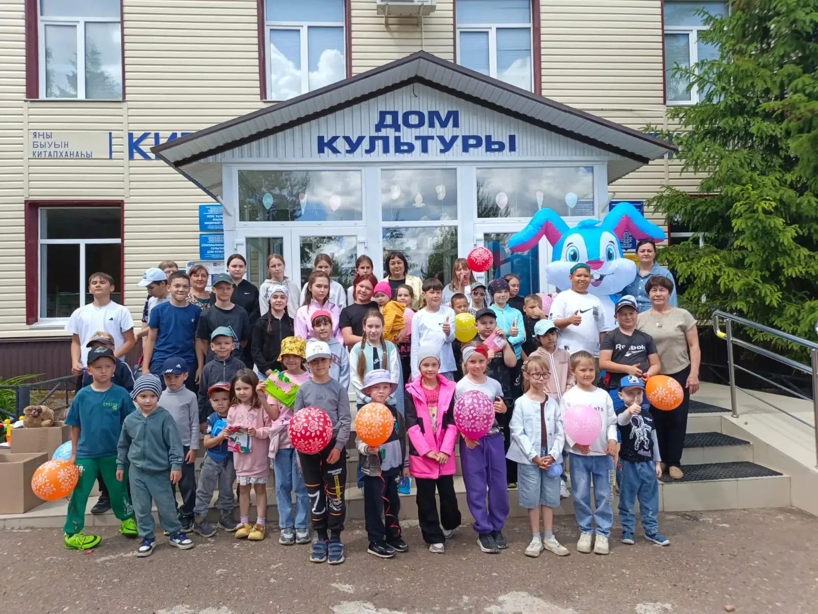 В первый день лета, когда отмечается Международный день защиты детей, библиотекари совместно с сотру