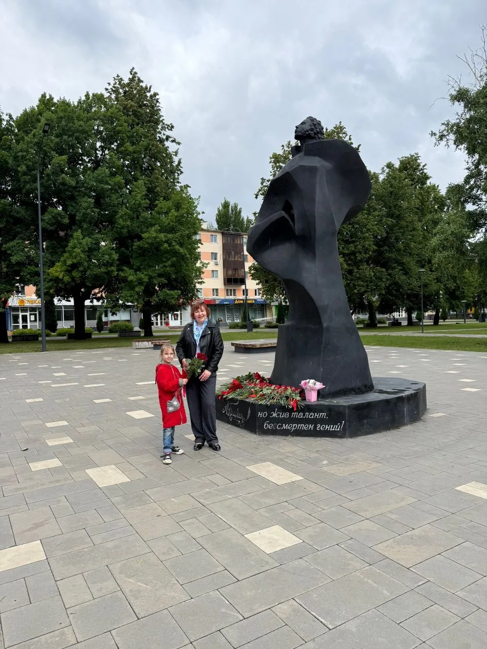 ВОЗЛОЖЕНИЕ ЦВЕТОВ К ПАМЯТНИКУ ПУШКИНУ 

ПУШКИН ҺӘЙКӘЛЕНӘ ЧӘЧӘКЛӘР САЛУ МИЗГЕЛЛӘРЕ

Директор лицея Н.