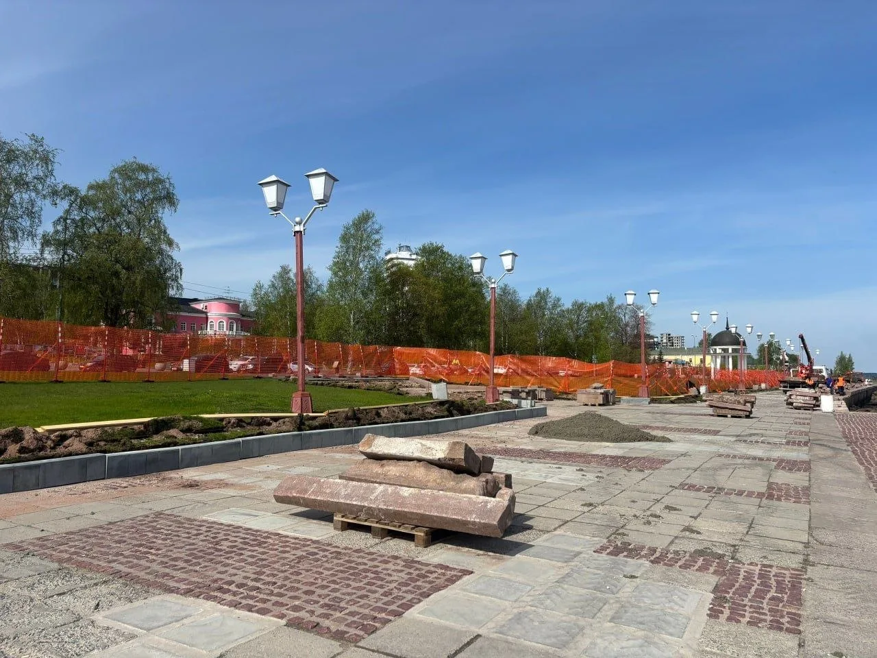 Подсматриваем за ходом реконструкции Онежской набережной.  Ежедневно на участке трудятся более 20 че