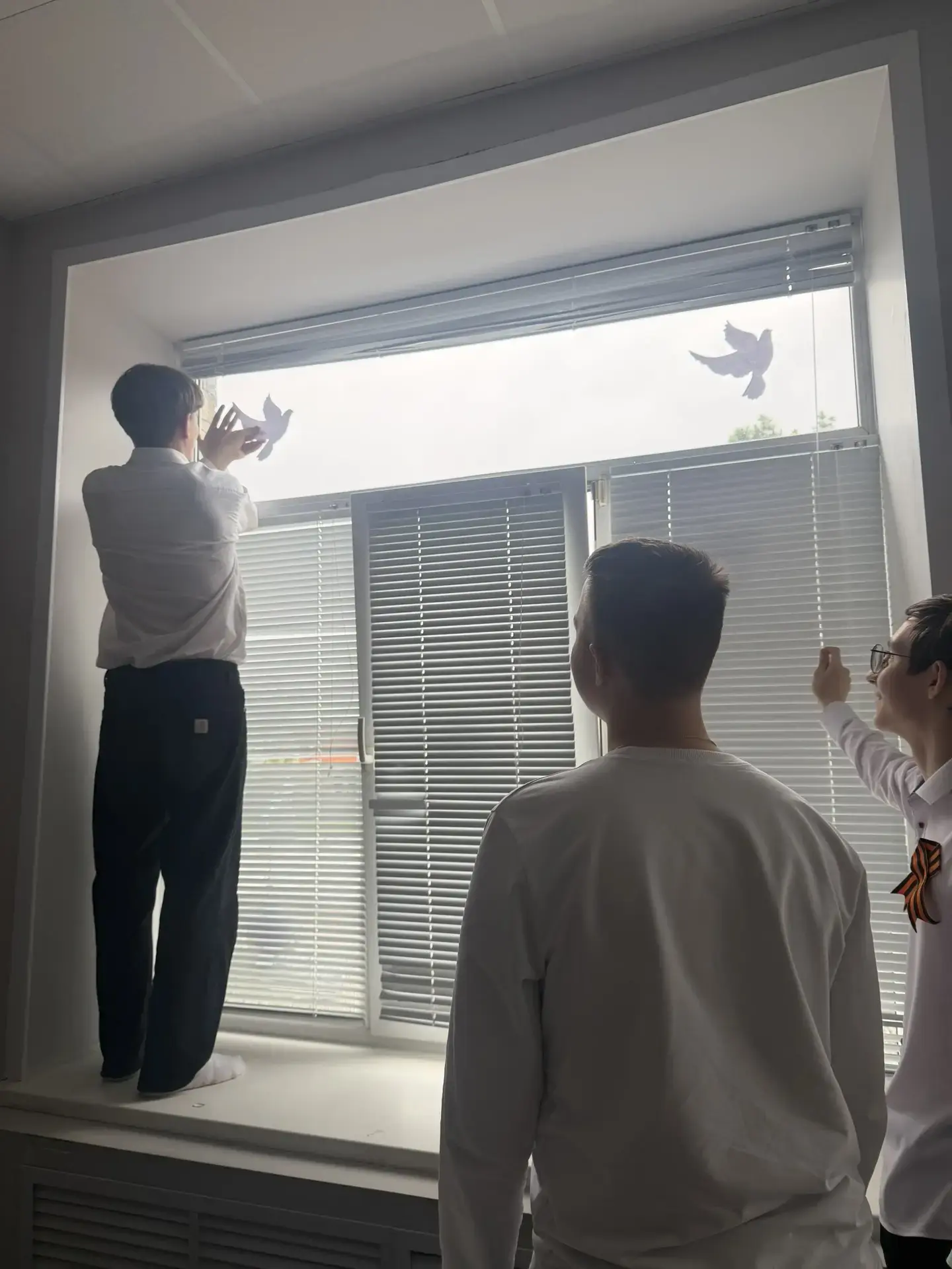 🎗️ Окна Победы: наша память — в каждой детали 🕊️  С 20 апреля наша школа присоединилась к Всероссийс
