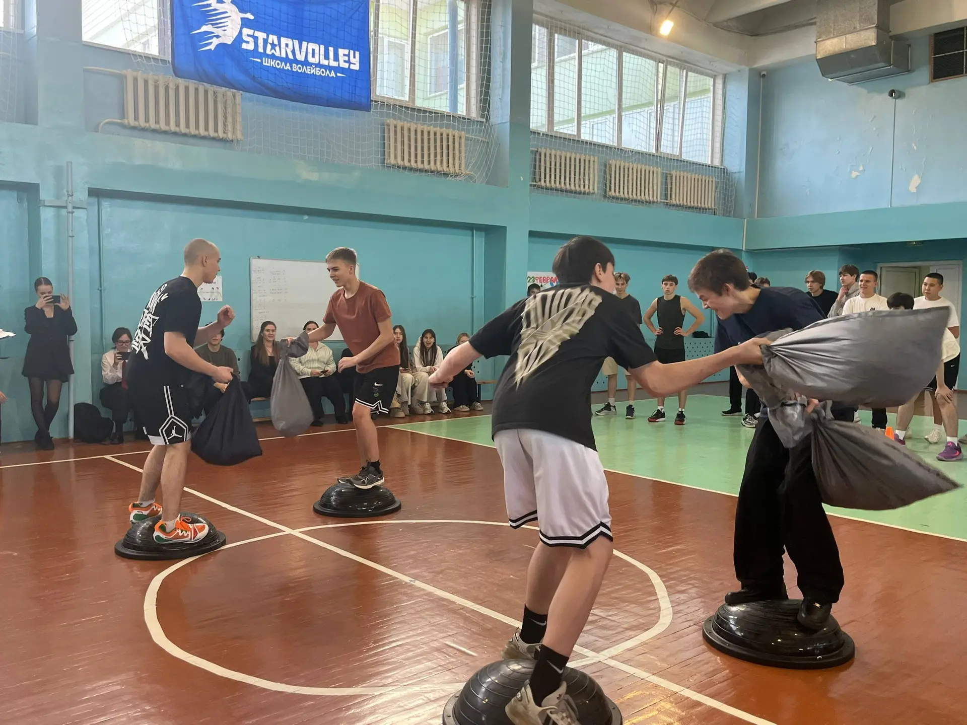 🏫Вчера в нашей школе прошла военно-спортивная игра «А ну-ка, парни!», посвященная Дню защитника Отеч