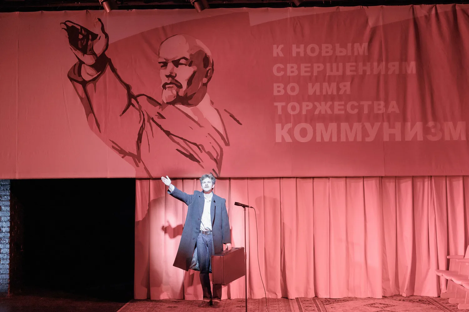 Пока мы в Петербурге, в московских изданиях выходят первые рецензии на нашу премьеру – ...