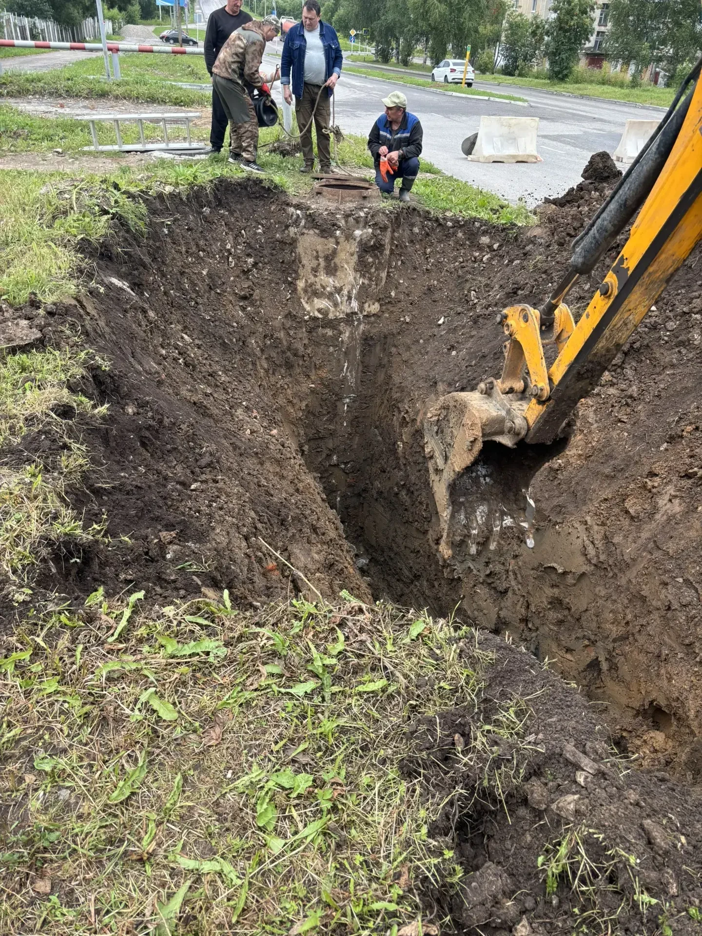 Внимание! Работы по замене участка канализационной сети.          Бригада МУП «Водоканал» провели за