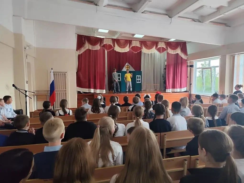 🎭✨ В МБОУ «Ульяновская СОШ» прошёл спектакль «Побег из Простоквашино»! 🐶🐱