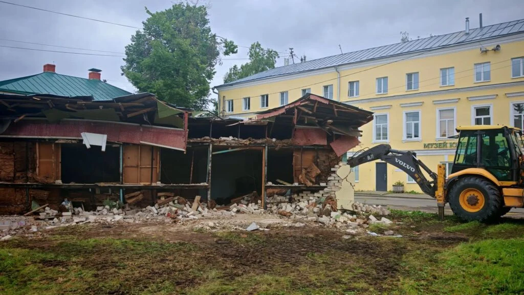 В ЦЕНТРЕ КОСТРОМЫ СНЕСЛИ ЛЕГЕНДАРНЫЙ ТОРГОВЫЙ ПАВИЛЬОН

Благоустройство сквера у памятника Юрию Долг