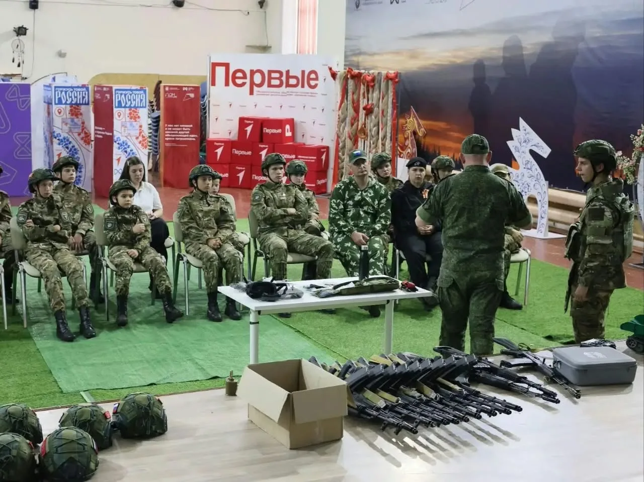 В Доме молодежи юнармейцы встретились с важным гостем -  гвардии лейтенантом Дмитрием  ...