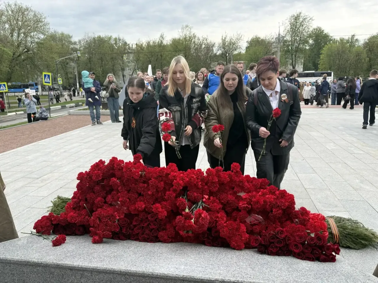 9 мая делегация обучающихся и педагогов приняли участие в городском мероприятии и возложили цветы к 