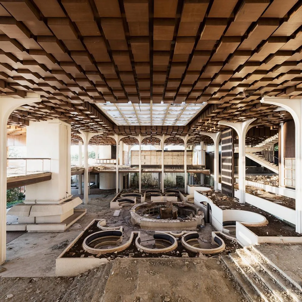 На хорватском острове Крк стоит заброшенный Haludovo Palace Hotel. В 1970-х это был рос...