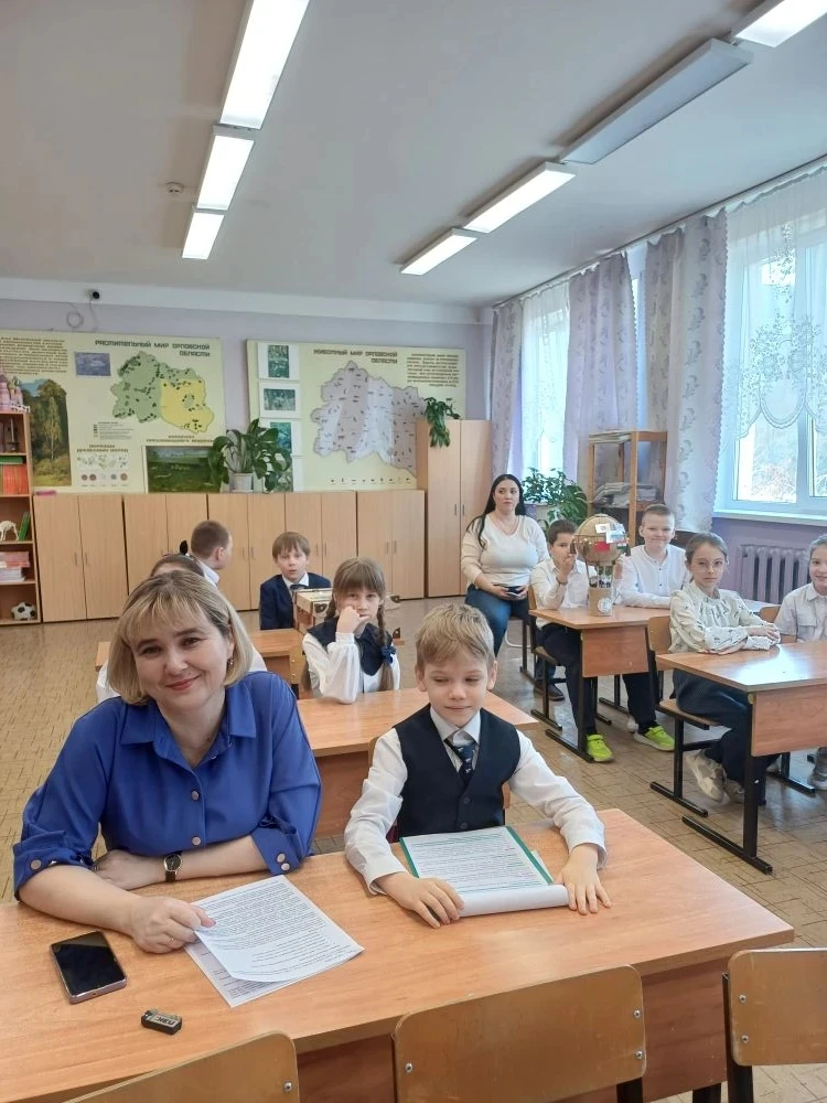 Сегодня в нашей школе особенный праздник- ежегодный конкурс проектов начальной школы. Проходит он уж