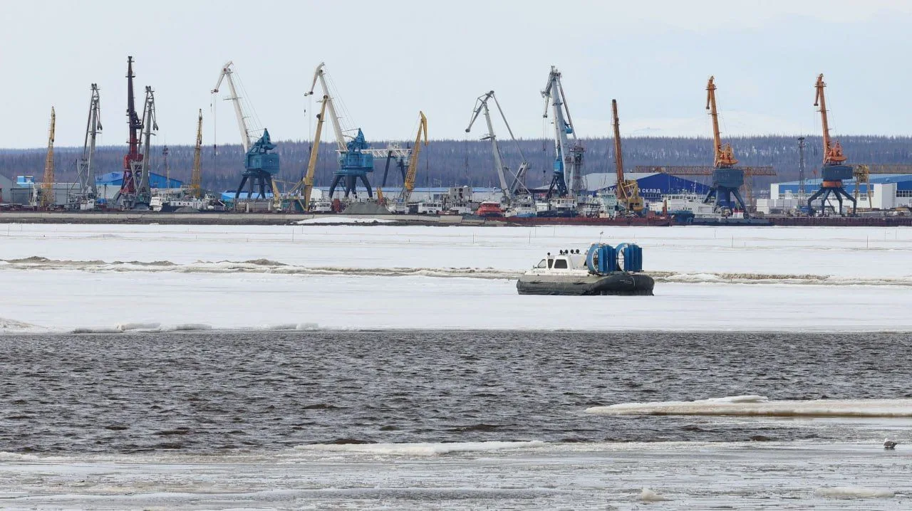 ❄️➡️🌊 Обь оживает: в Салехарде заметили первые трещины на льду.  Река постепенно освобождается ото л