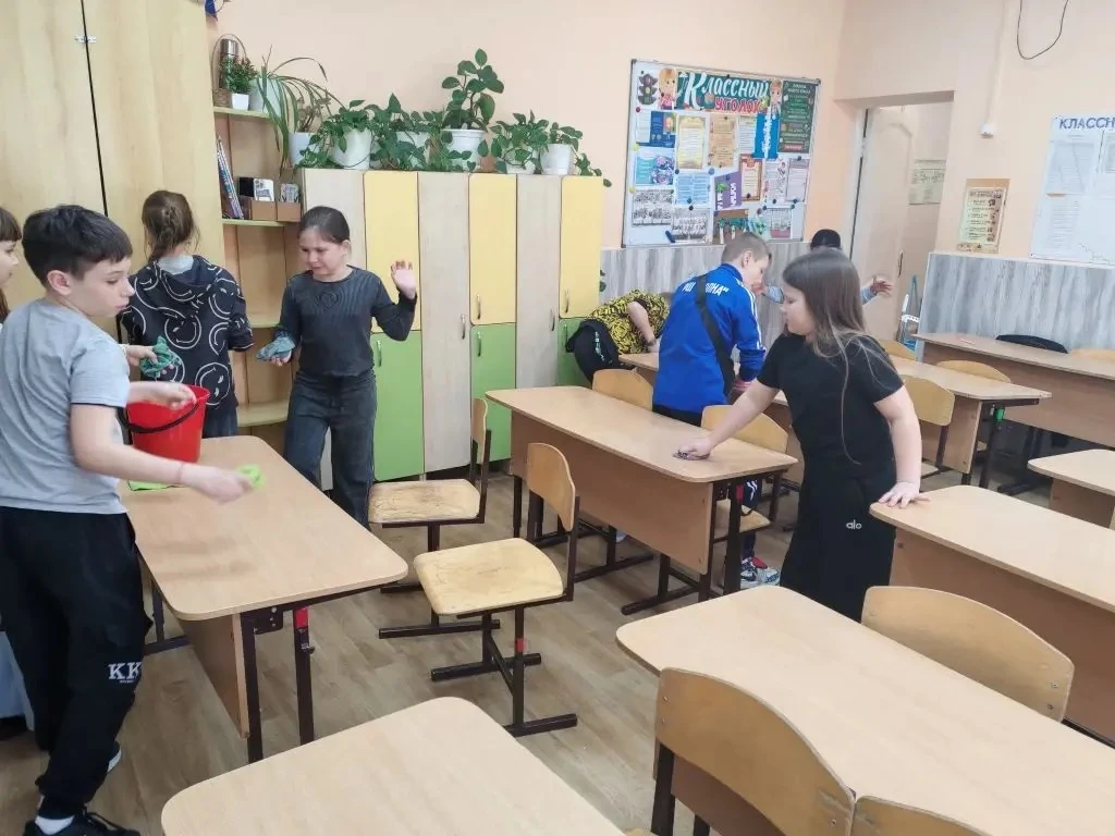 В школе прошел весенний субботник   Апрель - традиционное время привести все в порядок после долгой 