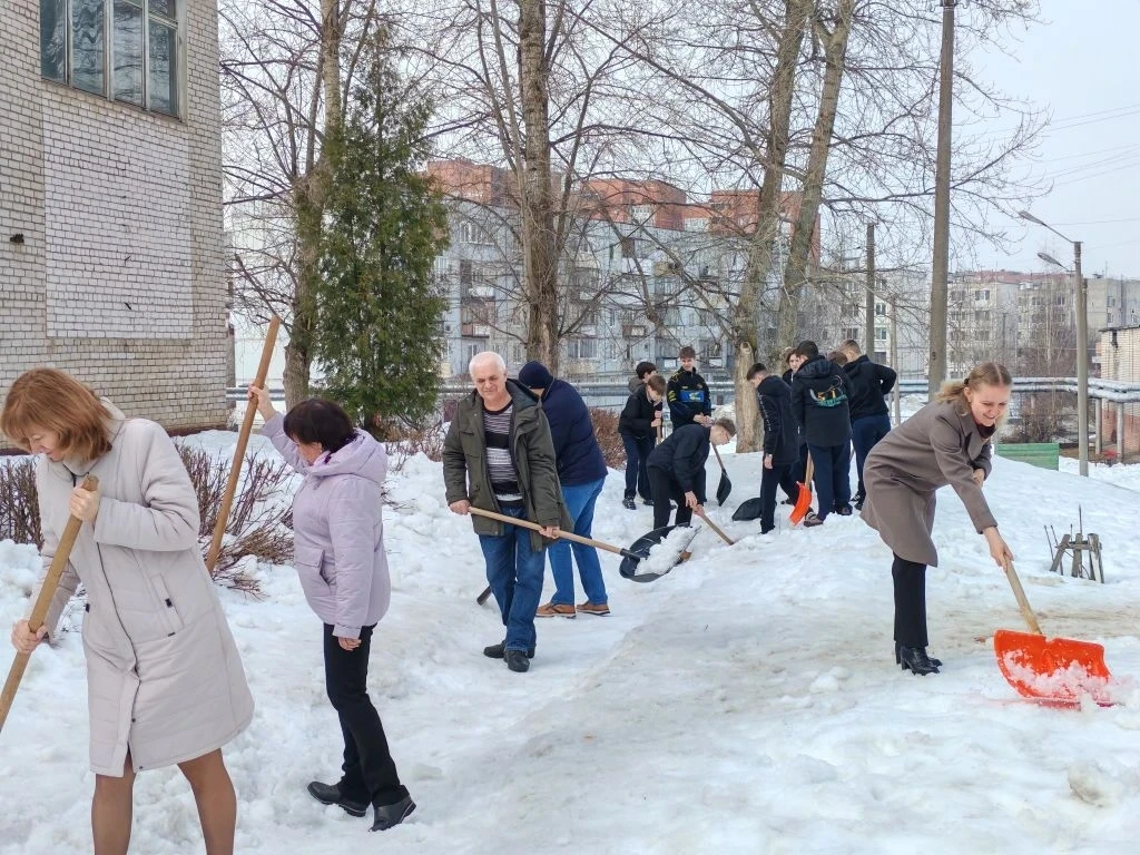 🌳 Присоединяемся к весеннему обновлению города!  27 марта наша школа активно принимает участие в общ