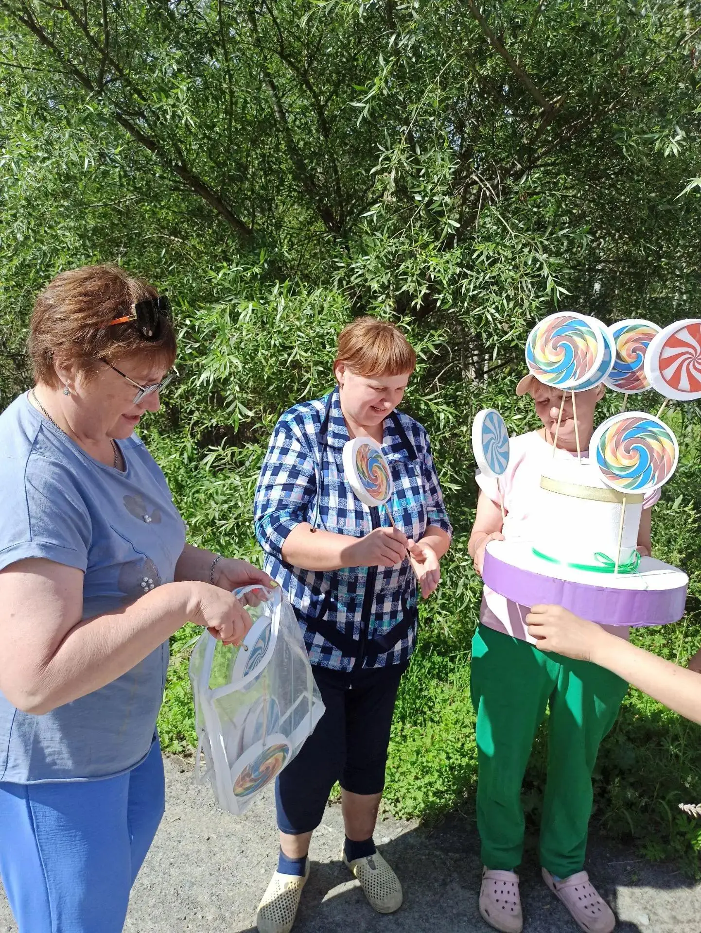 По-летнему теплая осенняя погода радовала взрослых и детей на сельских территориях. Она...