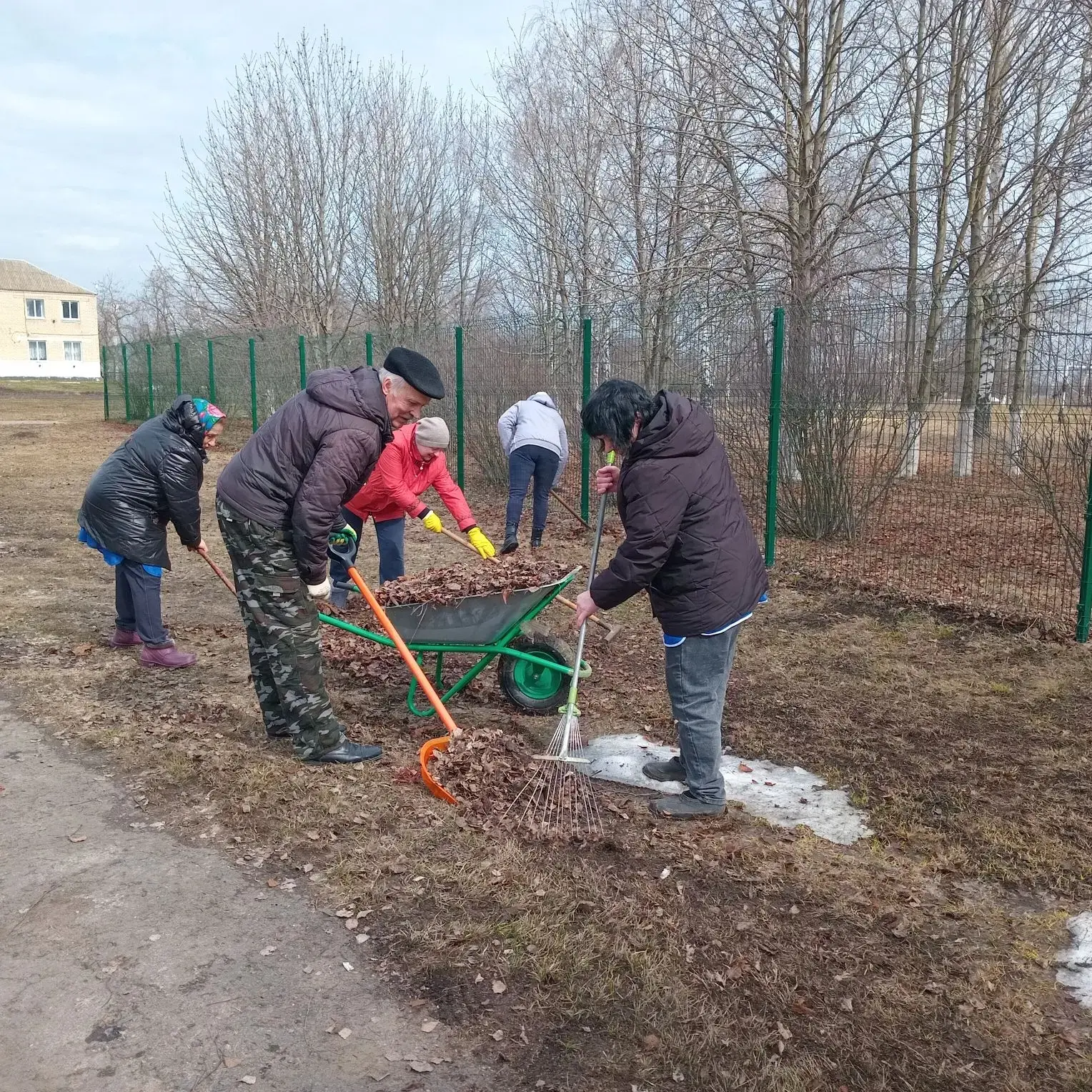 В рамках весеннего месячника чистоты на территории МКОУ "Быковская СОШ имени Героя Сове...