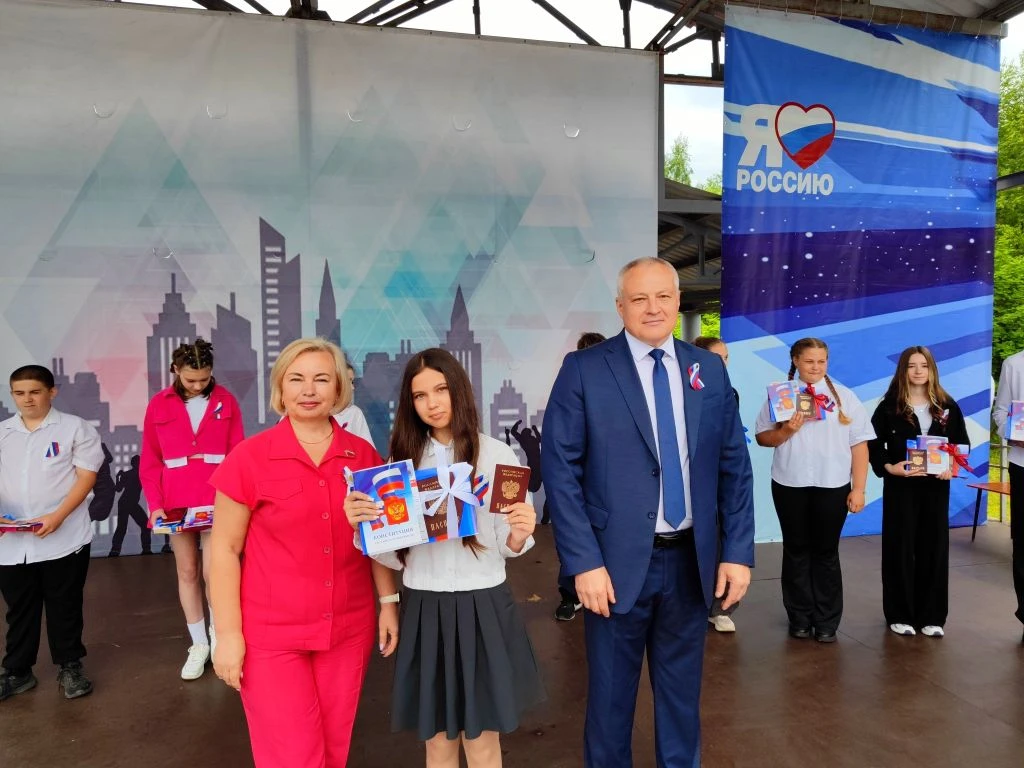 Сегодня, в День России, наполненный гордостью за свою страну, вручил паспорта ребятам, ...