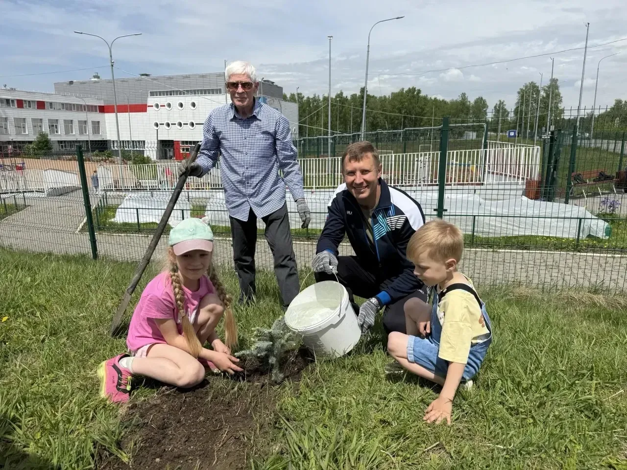 Озеленением на прошлой неделе также занялись в п. Молодёжном🌲