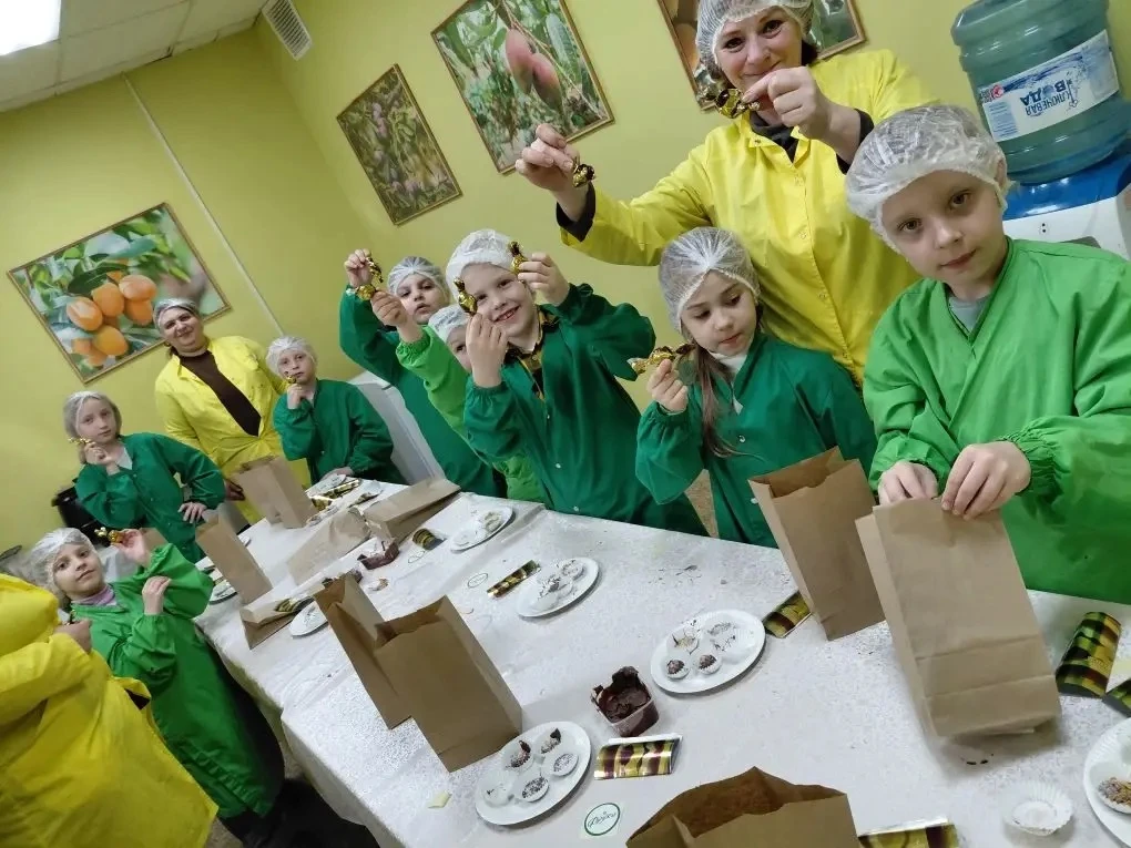 ✨ Экскурсия в Калужскую область: искусство мусора и секреты конфет ✨  14 марта ученики 1 «А» и 1 «Б»