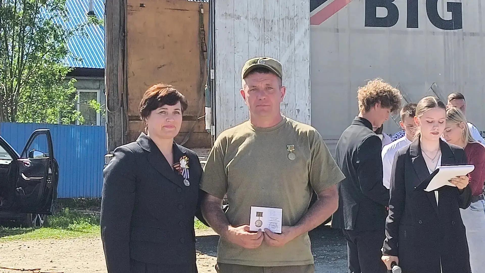 «Фура с гуманитарным грузом благополучно доехала до Курска», - сообщает канал Новости Алтая.   «Нача